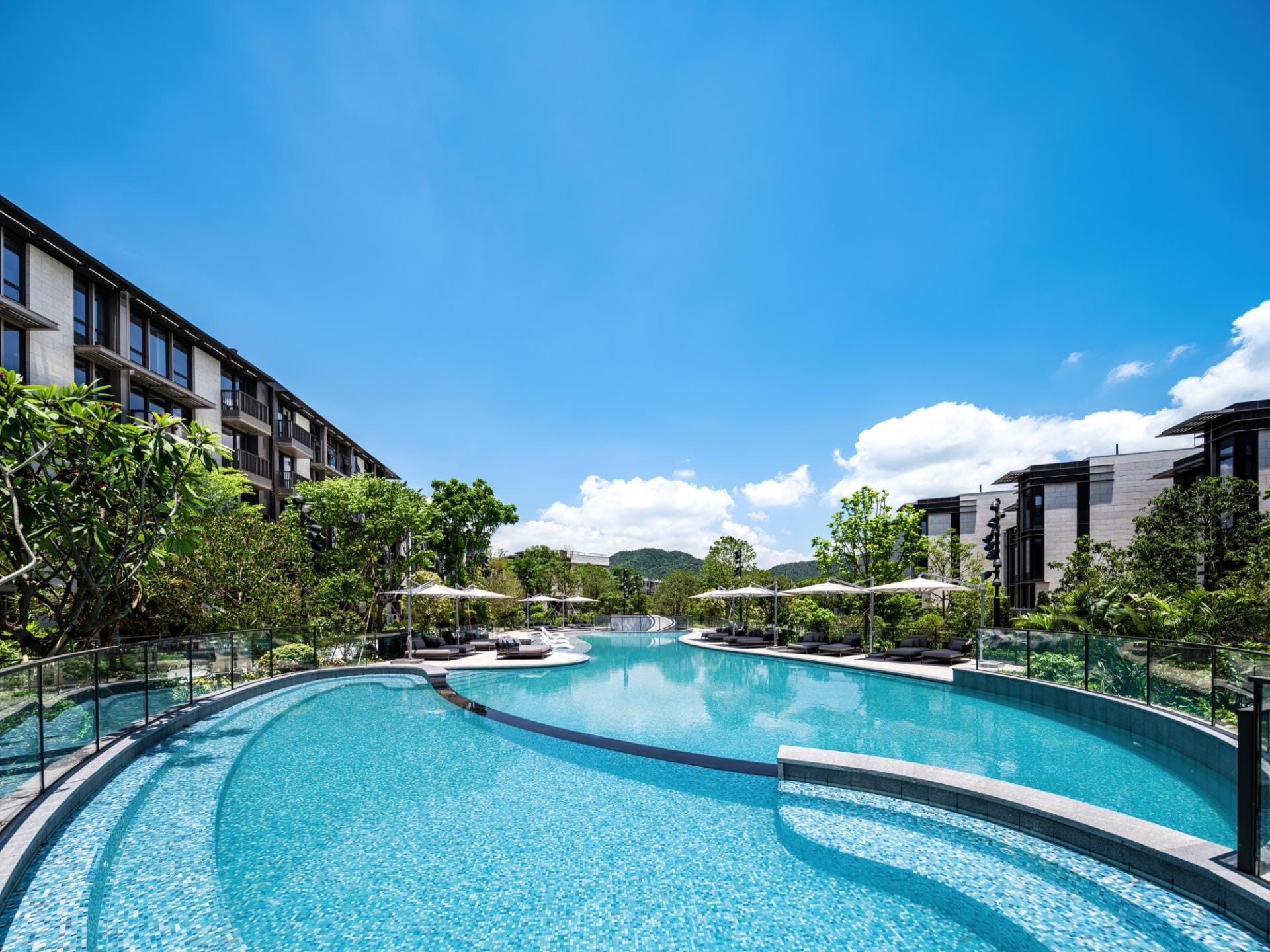 Villa Lucca 林海山城泳池与建筑外景