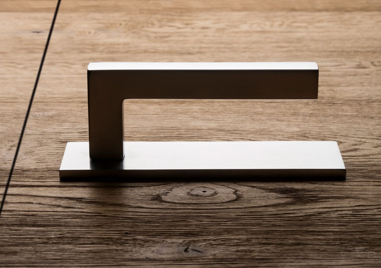 Door handle on a horizontal plate