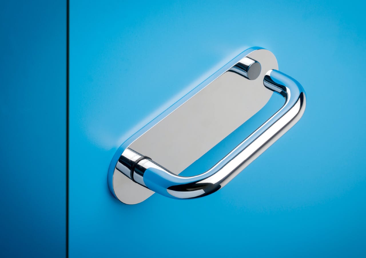 Door handle on a horizontal plate