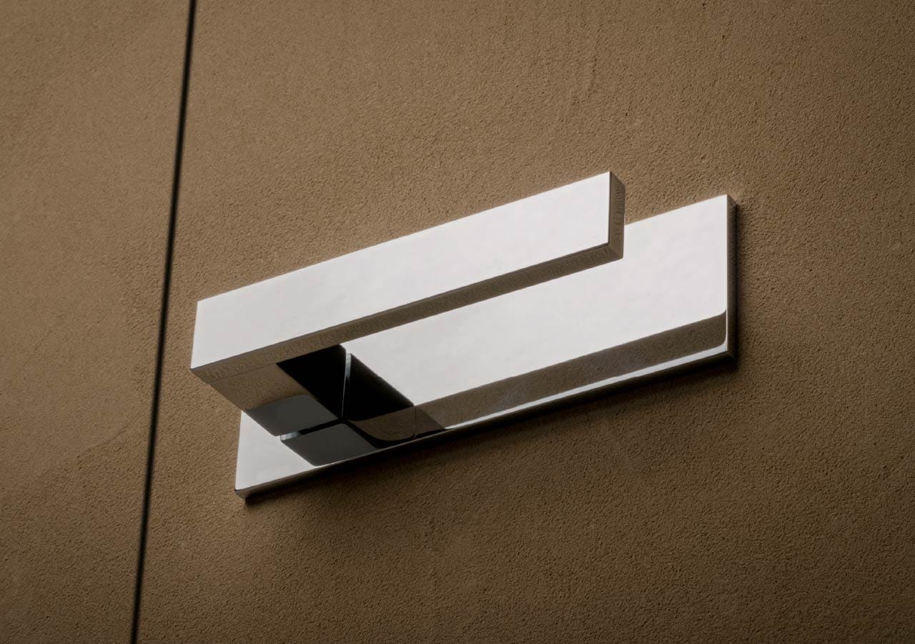 Door handle on a horizontal plate