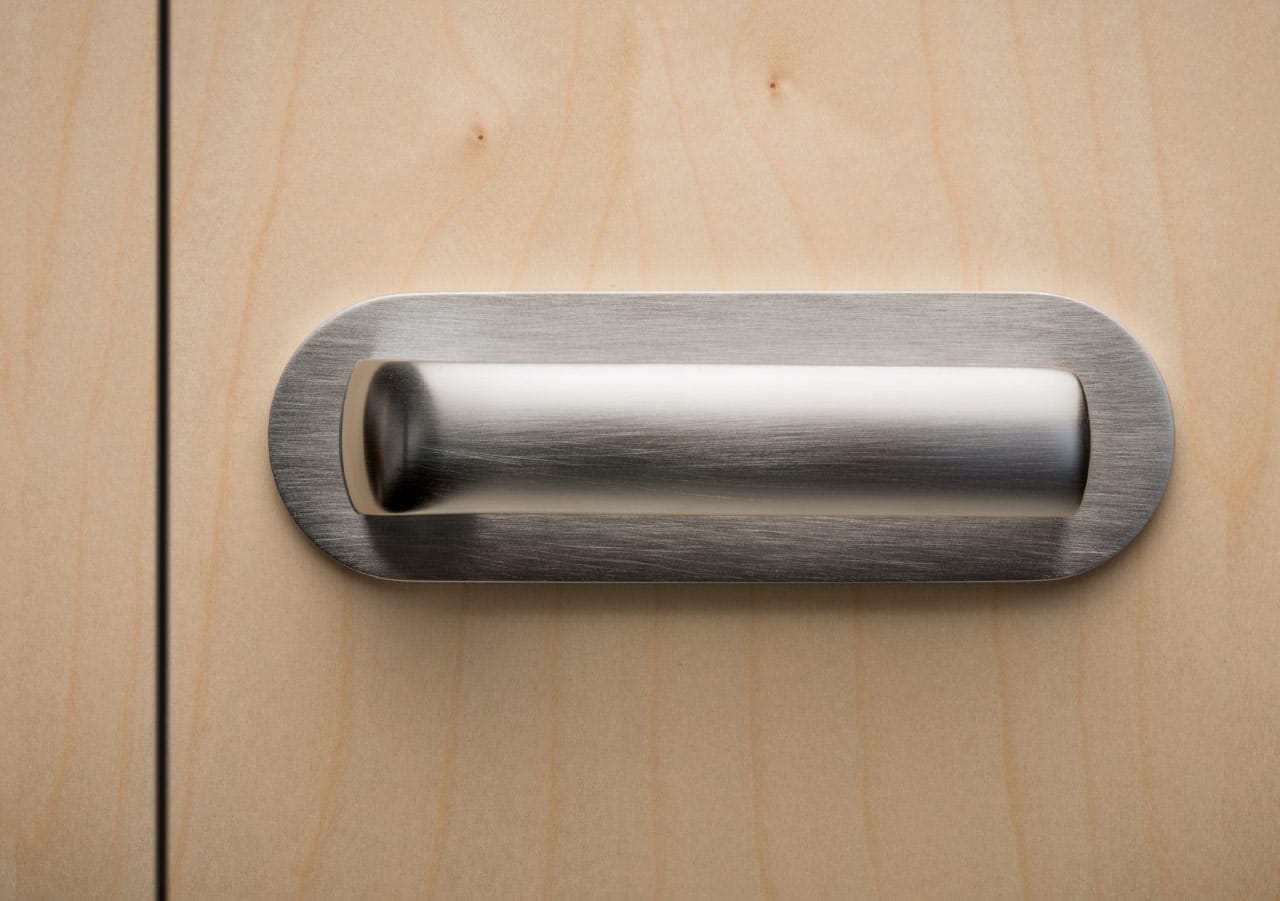 Door handle on a horizontal plate
