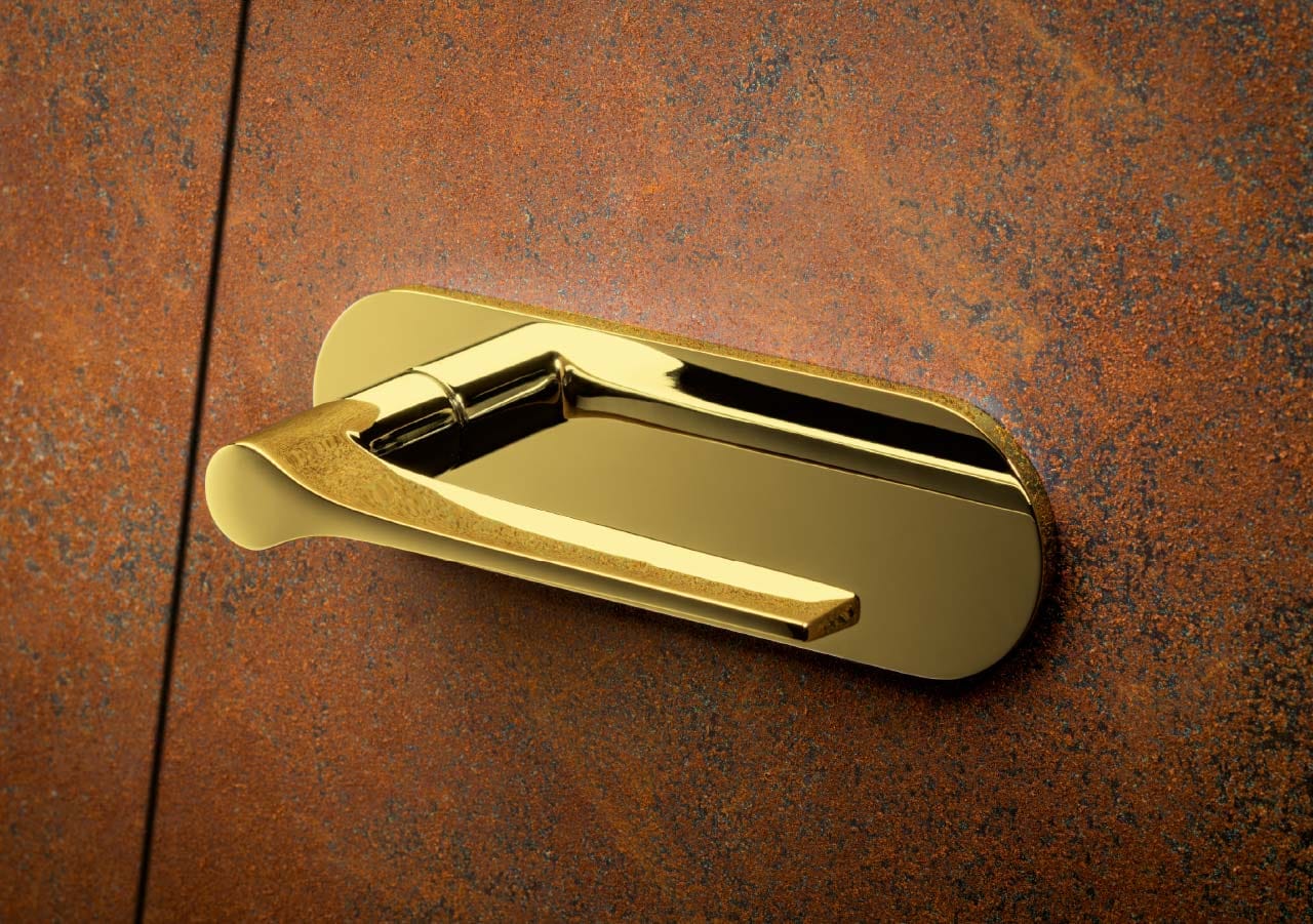 Door handle on a horizontal plate