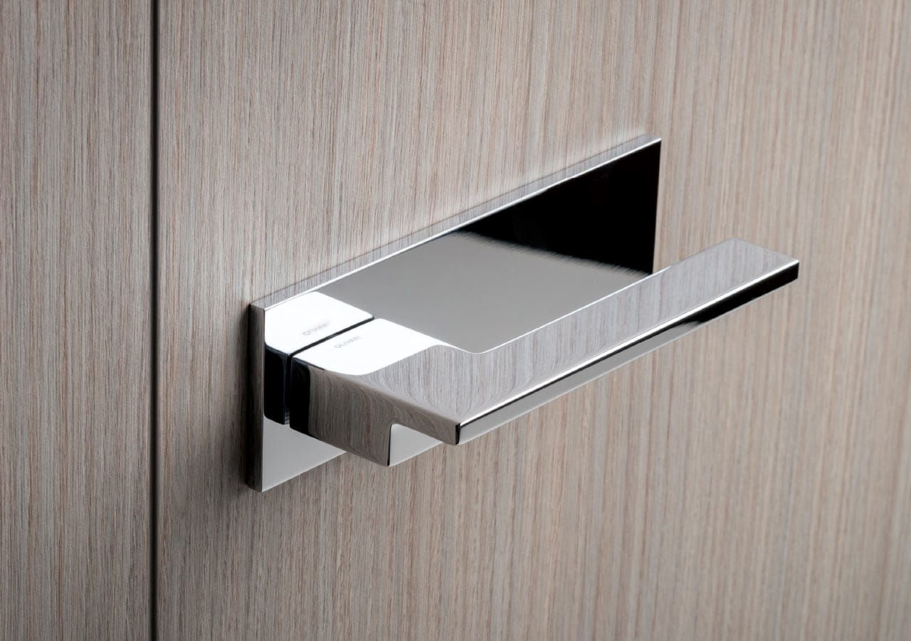 Door handle on a horizontal plate