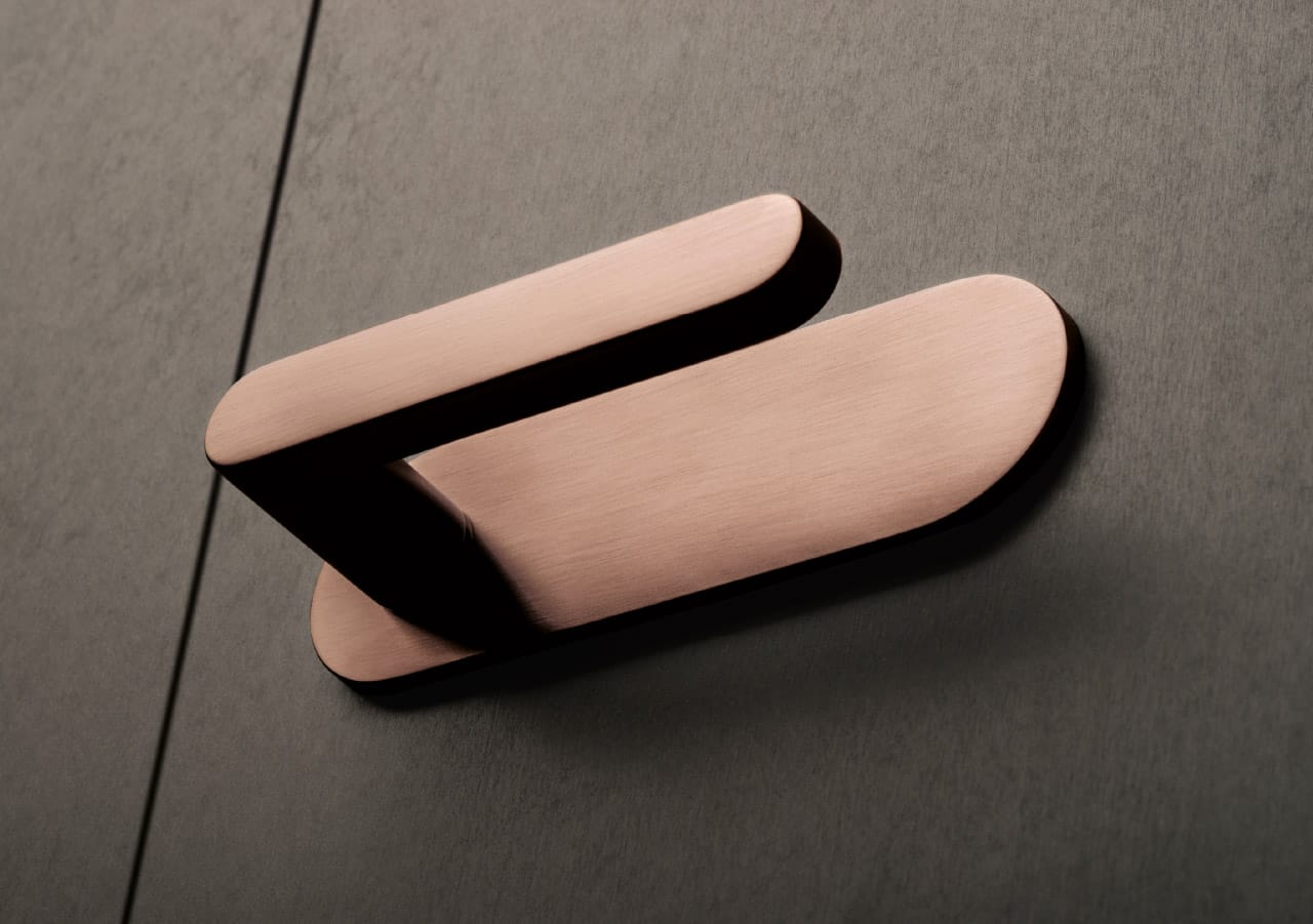 Door handle on a horizontal plate