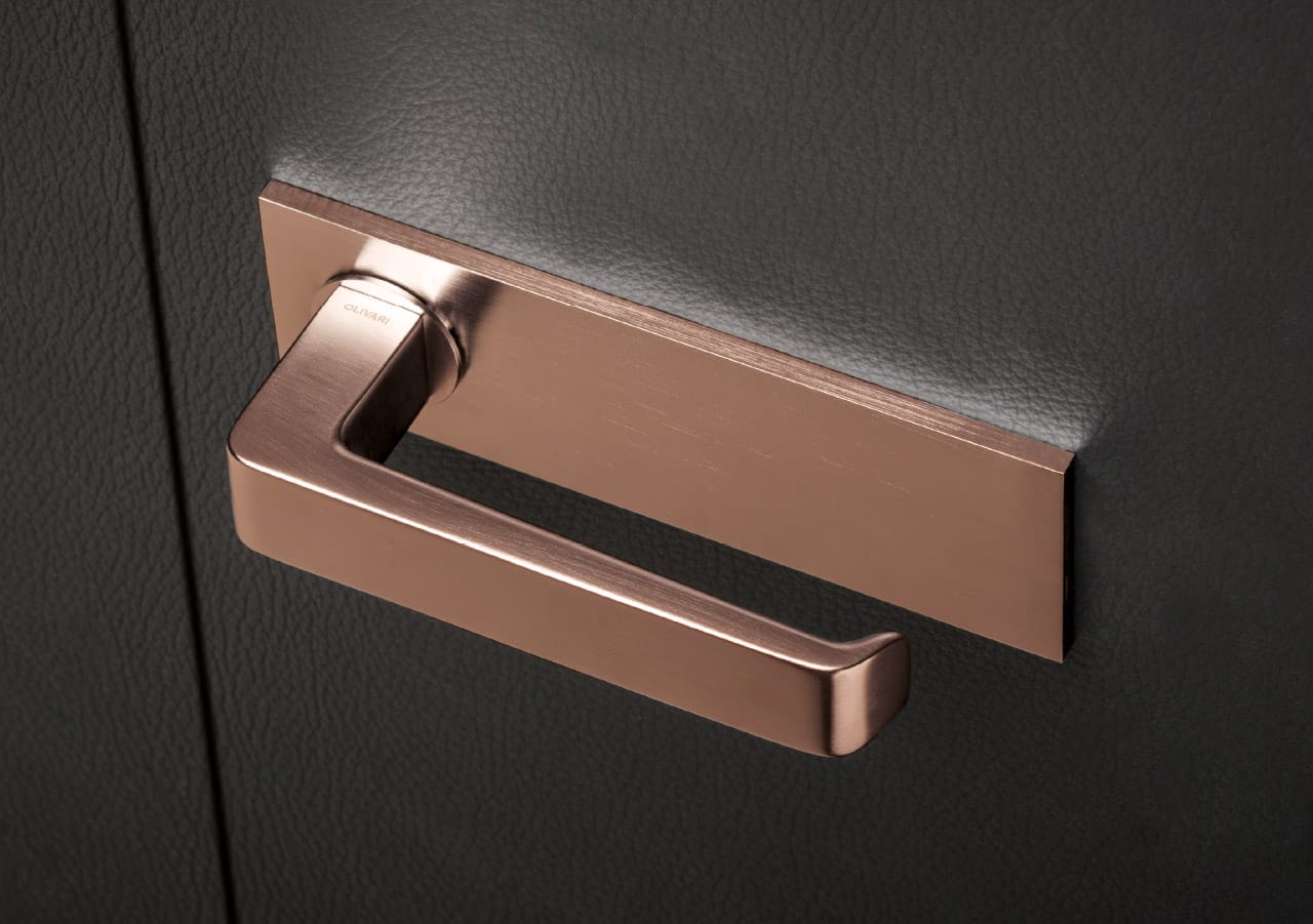 Door handle on a horizontal plate