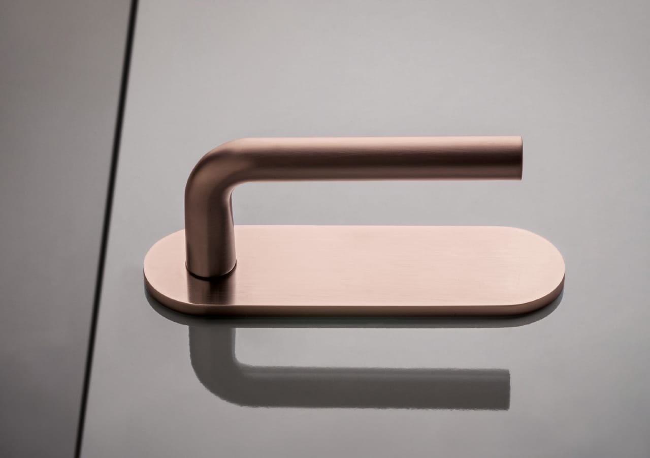 Door handle on a horizontal plate